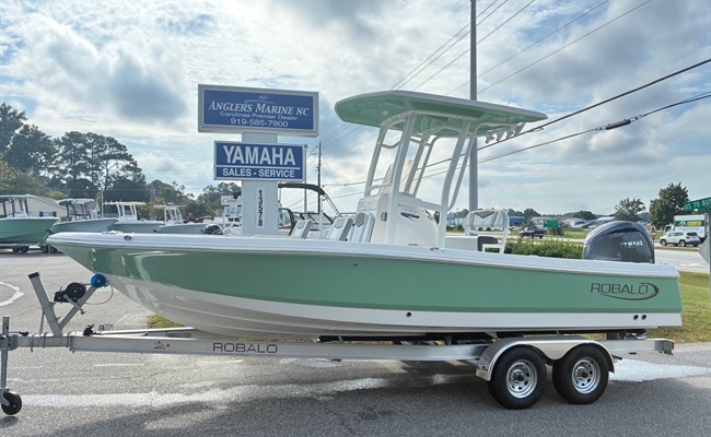 2027 Robalo 226 Cayman Island Green